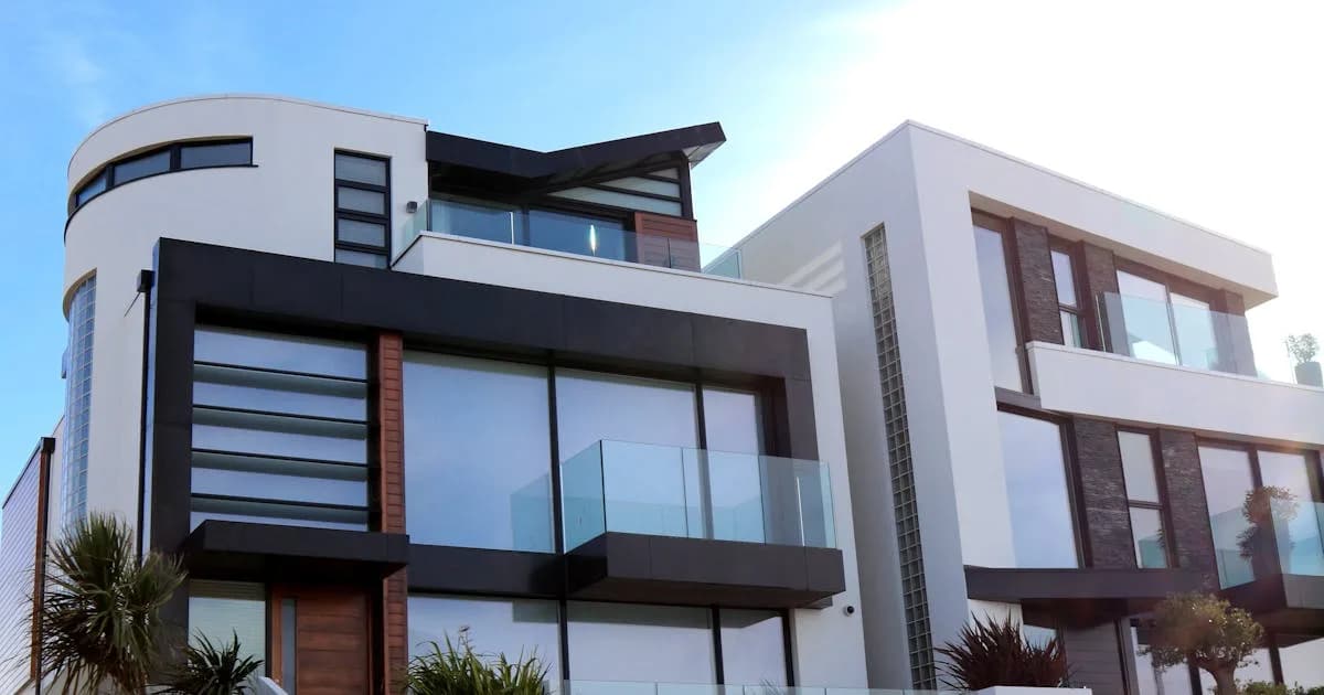 Vue aérienne immobilière en France — audit par adresse Score Adresse